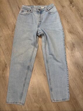 Vintage Levi women’s 550 relaxed fit tapered leg. Size 8 reg s